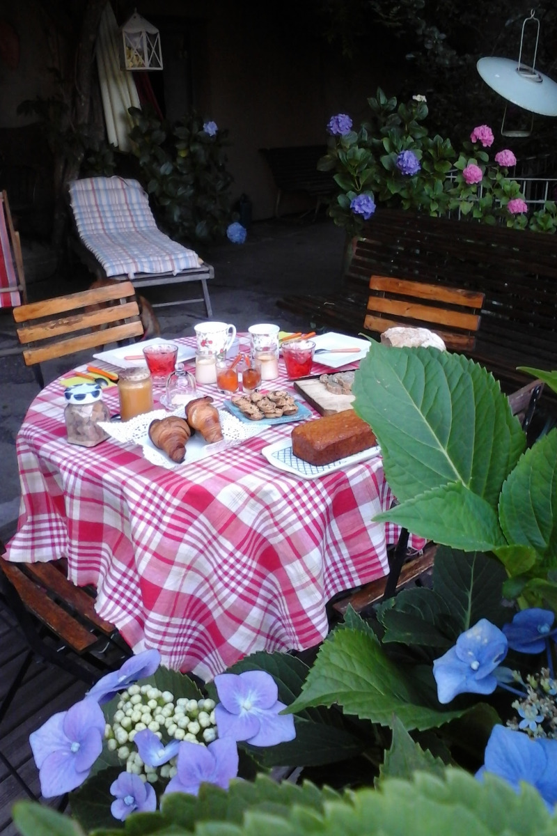 petit déjeuner gourmand sur la terrasse - Chambre d'hôtes - Saint-André-de-Valborgne