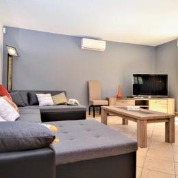 salon - Location de vacances - Saint-Laurent-la-Vernède