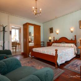 Chambre spacieuse avec lit double en 140 - Location de vacances - Bagnères-de-Luchon