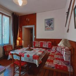 salon séjour rideaux fermés pour chambre 2 - Location de vacances - Bagnères-de-Luchon
