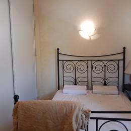 Chambre avec lit 2 personnes avec grands placards - Location de vacances - Montberon