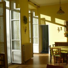 La salle à manger (accès à la terrasse) - Location de vacances - Bagnères-de-Luchon