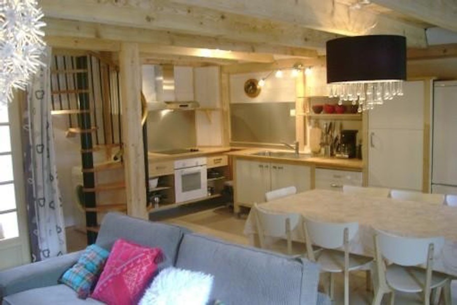 Séjour ouvert cuisine - espace repas et salon - Location de vacances - Antignac