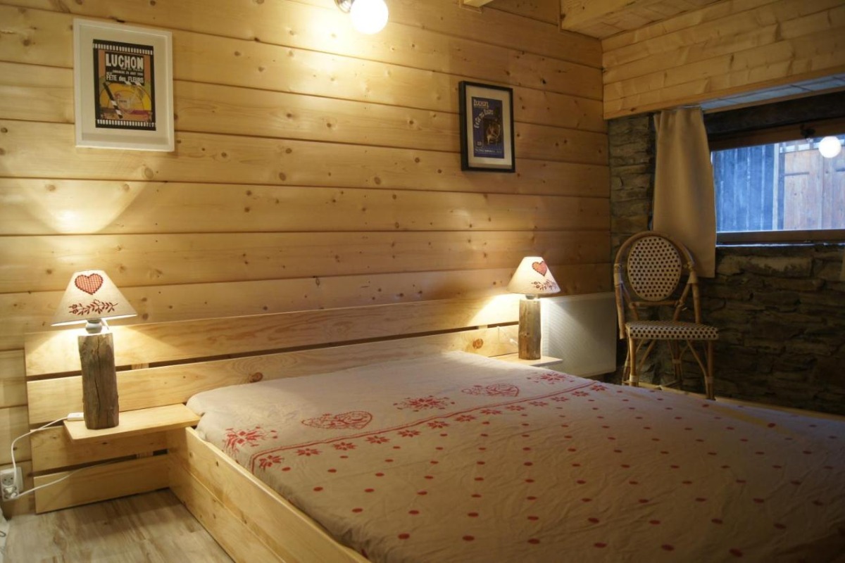chambre lit 2 personnes  - Location de vacances - Antignac