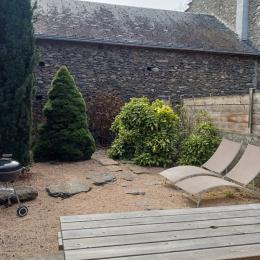 Terrasse, grande table de repas extérieure et transats, barbecue - Location de vacances - Antignac