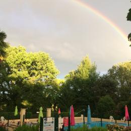 Arc-en-ciel dans le Gers sur la piscine du Domaine du Castex - Chambre d'hôtes - Aignan