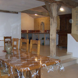 la salle commune et la cuisine du gîte - Location de vacances - Lelin-Lapujolle