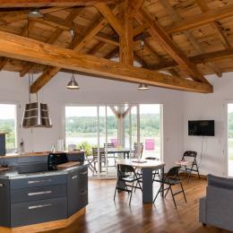 salle de séjour & cuisine ouverte sur terrasse lac et forêt - Location de vacances - Bassoues