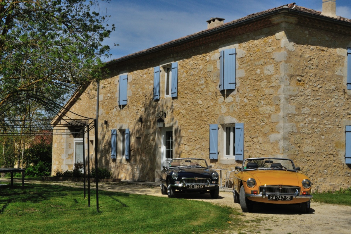Chambres d'hôtes de charme et location de cabriolets anciens - Chambre d'hôtes - Saint-Puy
