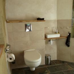 Chambre I avec lit 140cm et sa salle de douche - gîte LA BASCULE - Location de vacances - Montesquiou