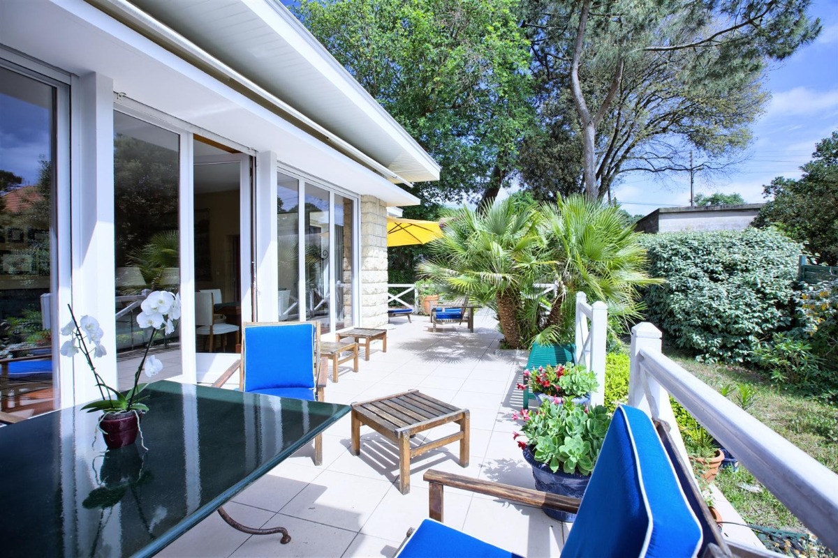 terrasse sud avec store table pour 8/9 pers fauteuils et 1 bain de soleil - Location de vacances - Arcachon