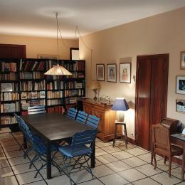 Table et 10 chaises + grande bibliothèque à disposition - Location de vacances - Arcachon