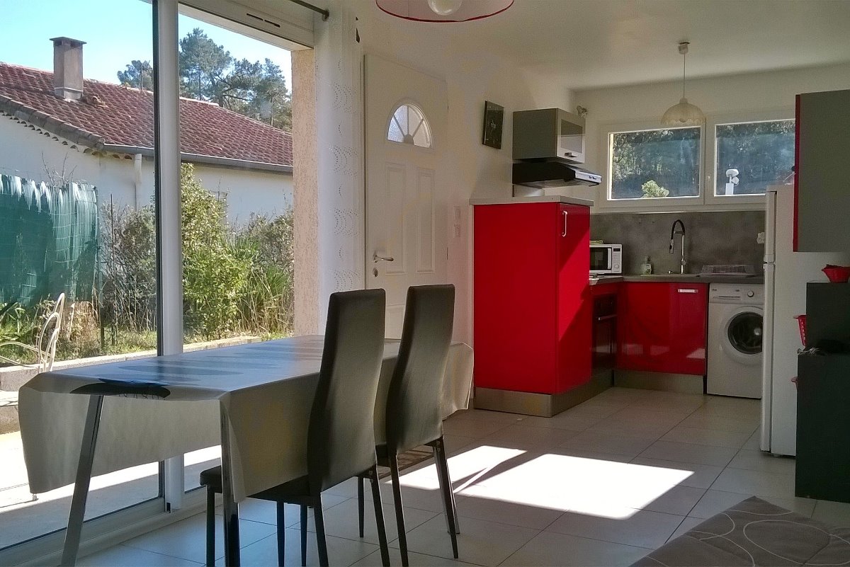 coin kitchenette moderne indépendant, fenêtre vue jardin  - Location de vacances - Lamalou-les-Bains