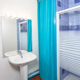 Salle de douche avec lave-linge - Location de vacances - Sète