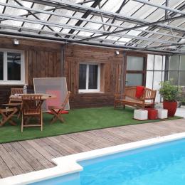 Piscine couverte avec terrasse et salon de jardin  - Location de vacances - Saint-André-de-Sangonis