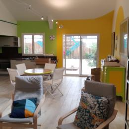 Salon séjour ouvert sur la cuisine - Location de vacances - Saint-André-de-Sangonis