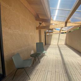 Terrasse avec salons particuliers proches de chaque chambre
 - Location de vacances - Entre-Vignes