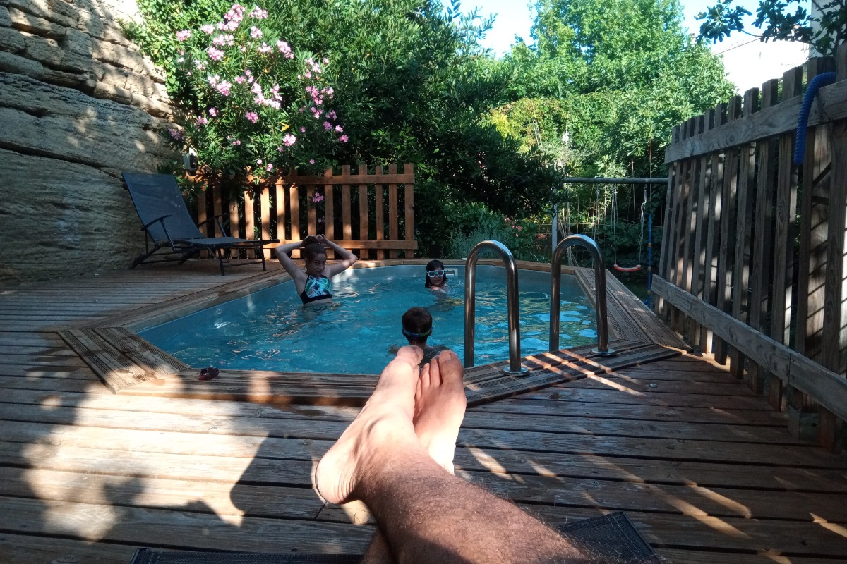 La piscine et sa terrasse en bois mi ombre - mi soleil - Location de vacances - Boisseron