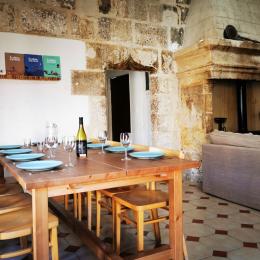 Les salon et sa cheminée du XIIIème siècle - Location de vacances - Boisseron