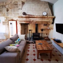 L'espace salon - TV avec la cheminée du XIIIème siècle - Location de vacances - Boisseron