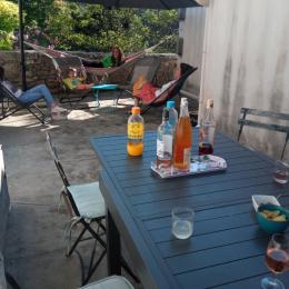 La table d'extérieur de la terrasse privative (attenante à la maison) - Location de vacances - Boisseron