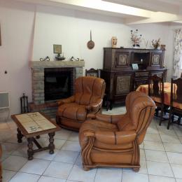 Le coin salon avec sa cheminée (insert) et le séjour - Location de vacances - Saint-Coulomb