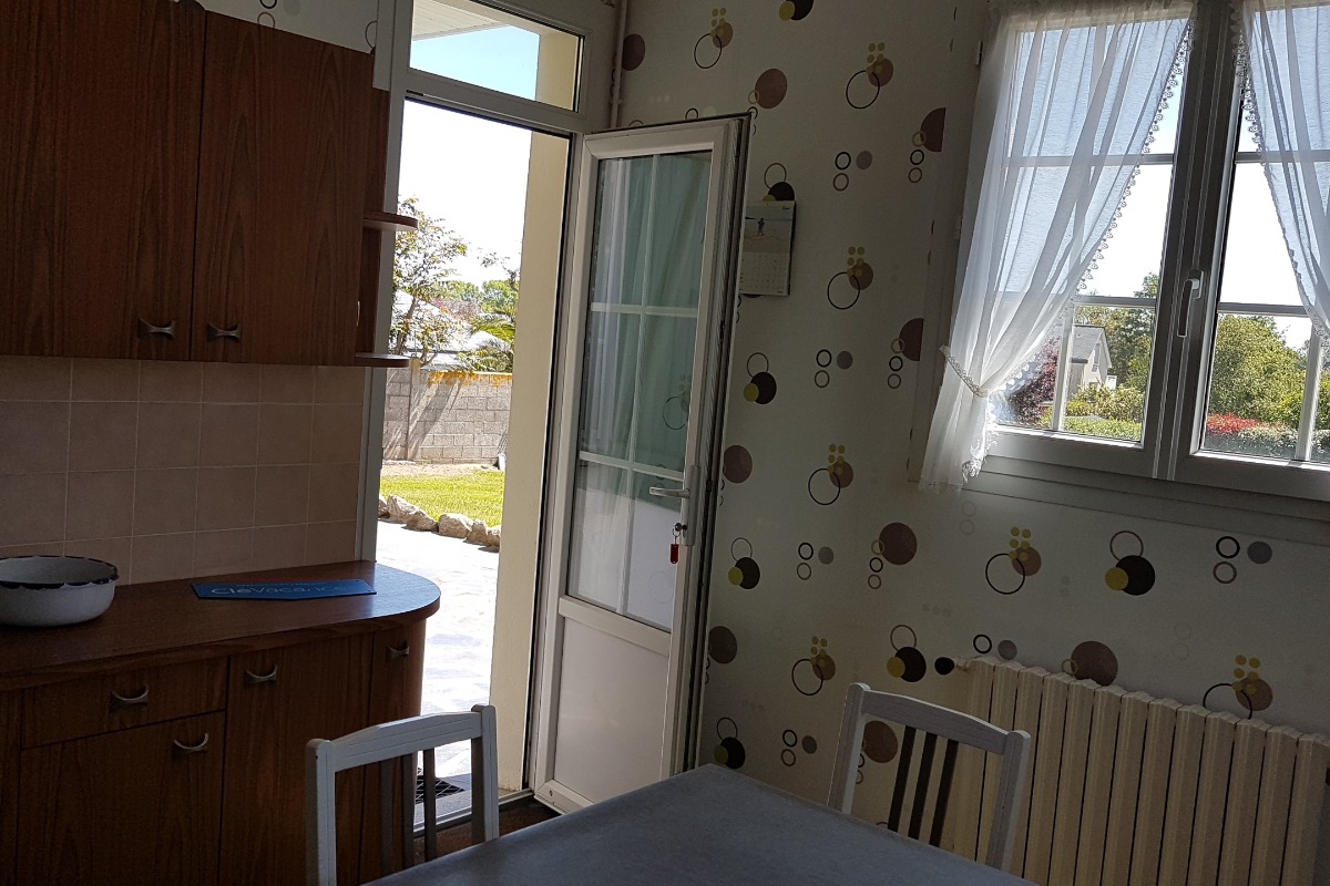 L'accès direct de la cuisine sur la terrasse - Location de vacances - Saint-Malo