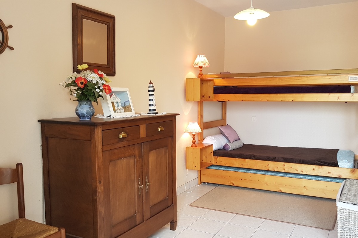 Dans la pièce de vie, le coin nui avec 2 lits de 90 superposés - Appartement Le Beaulieu - Location de vacances - Saint-Malo