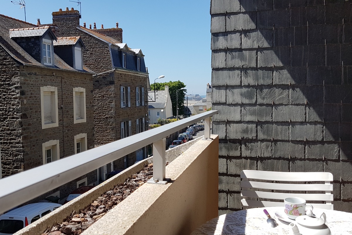 La cuisine aménagée et l'espace repas - Location de vacances - Saint-Malo