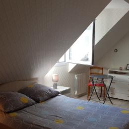 La chambre à l'étage en mezzanine avec lit de 140cm et 2 lits superposés de 90cm - Location de vacances - Saint-Malo