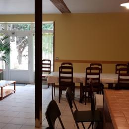 La pièce de vie salon, salle à manger et cuisine au RDC - Location de vacances - Saint-Broladre