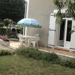 Terrasse et barbecue - Location de vacances - Saint-Jouan-des-Guérets