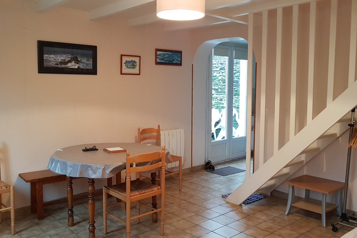 La pièce de vie ouverte vers la cuisine et la terrasse extérieure privative - Location de vacances - Saint-Méloir-des-Ondes