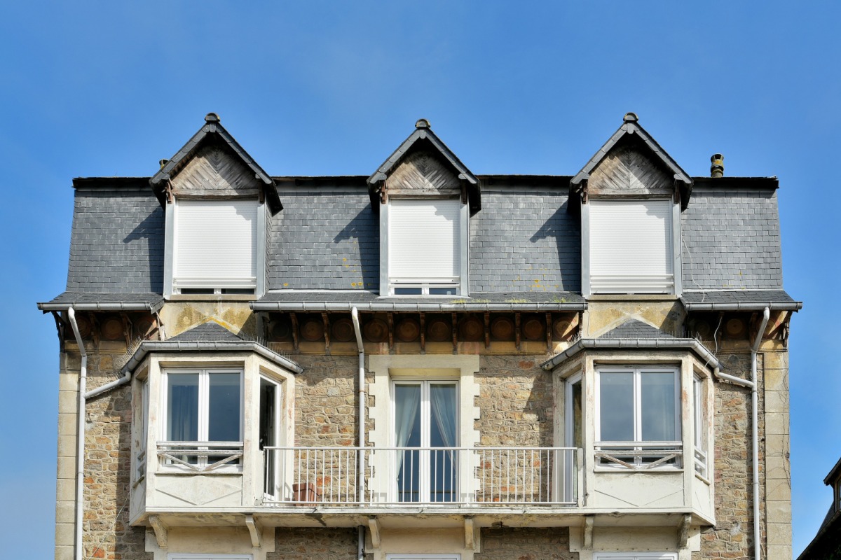 Appartement situé au 2e étage, avec pour particularités 2 bow windows et un balconnet traversant. Charmante façade et tout proche plage du Sillon.  - Location de vacances - Saint-Malo