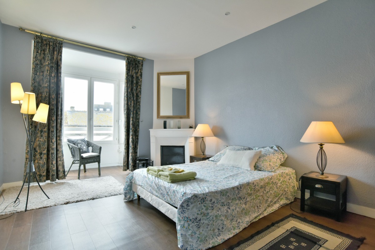 Chambre spacieuse pour 2 personnes (lit queen size 160x200 cm).  - Location de vacances - Saint-Malo
