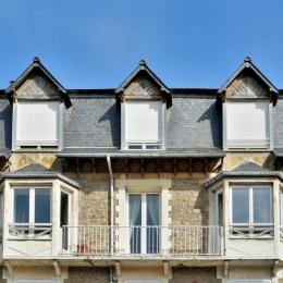 Appartement situé au 2e étage, avec pour particularités 2 bow windows et un balconnet traversant. Charmante façade et tout proche plage du Sillon.  - Location de vacances - Saint-Malo