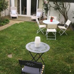 jardin  clos avec 2 tables , 6 chaises  arbres fruitiers et fleurs  - Location de vacances - Saint-Malo