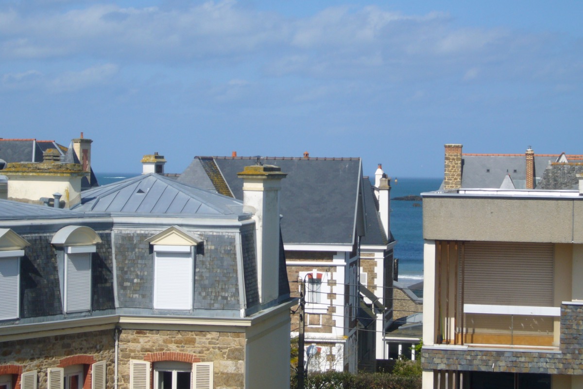 Vue des chambres. 
On voit la mer très proche. - Location de vacances - Saint-Malo