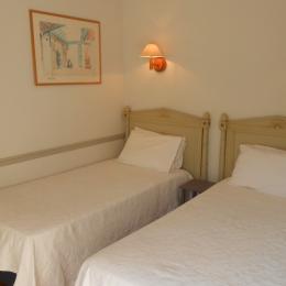Chambre verte avec les deux lits - Chambre d'hôtes - Saint-Suliac