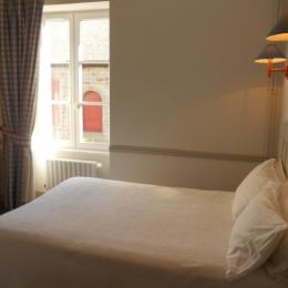Chambre bleue avec un lit de 140 cm - Chambre d'hôtes - Saint-Suliac