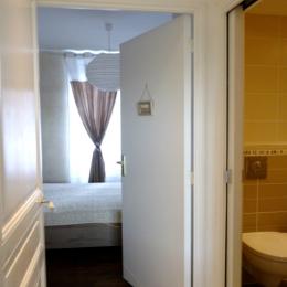 Couloir avec chambre indépendante et salle d'eau avec WC - Location de vacances - Cancale