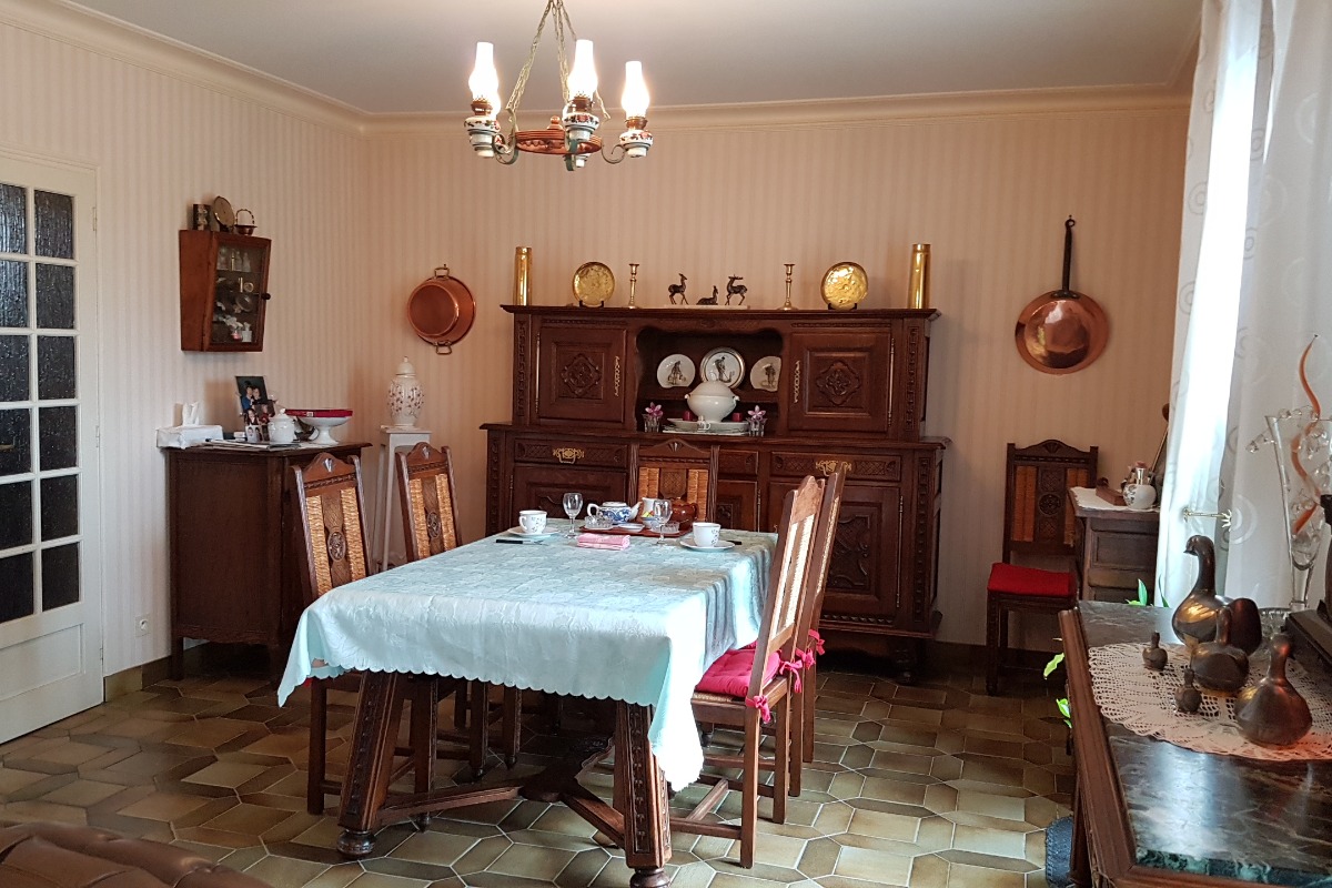 L'espace petit déjeuner dans la salle à manger - Chambre d'hôtes - Dol-de-Bretagne