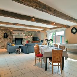 Spacieuse pièce à vivre avec cheminée - Location de vacances - Saint-Méloir-des-Ondes