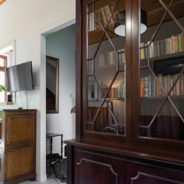Bibliothèque , coin salon. Les Montbretias. - Location de vacances - Saint-Malo