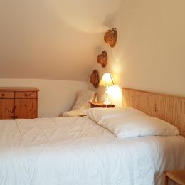Dans la chambre double indépendante à l'étage (lit 140cm) - Maison René - Gîtes Atala - Location de vacances - Combourg