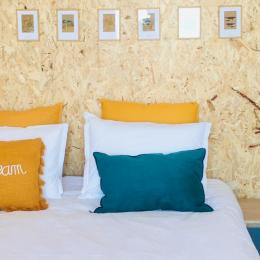 Chambre 1 double - Appartement Bleu Cancale - Literie bretonne de qualité avec lit 160x200cm - Vue mer - Outremer sur le Port de la Houle - Location de vacances - Cancale