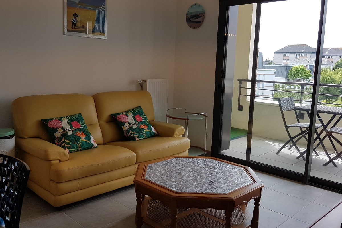 L'espace salon et l'accès au balcon - Appartement de vacances Le Newquay Sunset - Location de vacances - Dinard