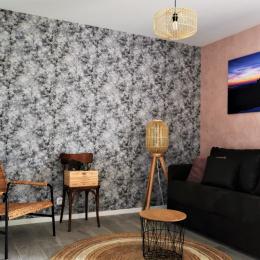 Coin salon avec télévision et canapé convertible pour 2 personnes (lit 140x200) - Chambre d'hôtes - Mont-Dol