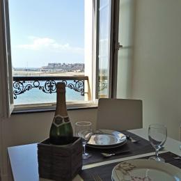 Accueil chaleureux et vue mer dans le séjour/salon.  - Location de vacances - Saint-Malo