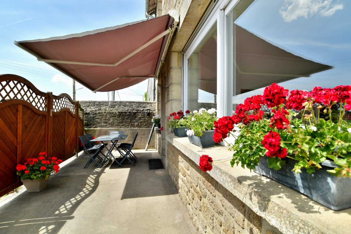 Terrasse fleurie, sans vis-à-vis, ombragée avec un store-banne, salon de jardin et barbecue électrique.  - Location de vacances - Saint-Coulomb